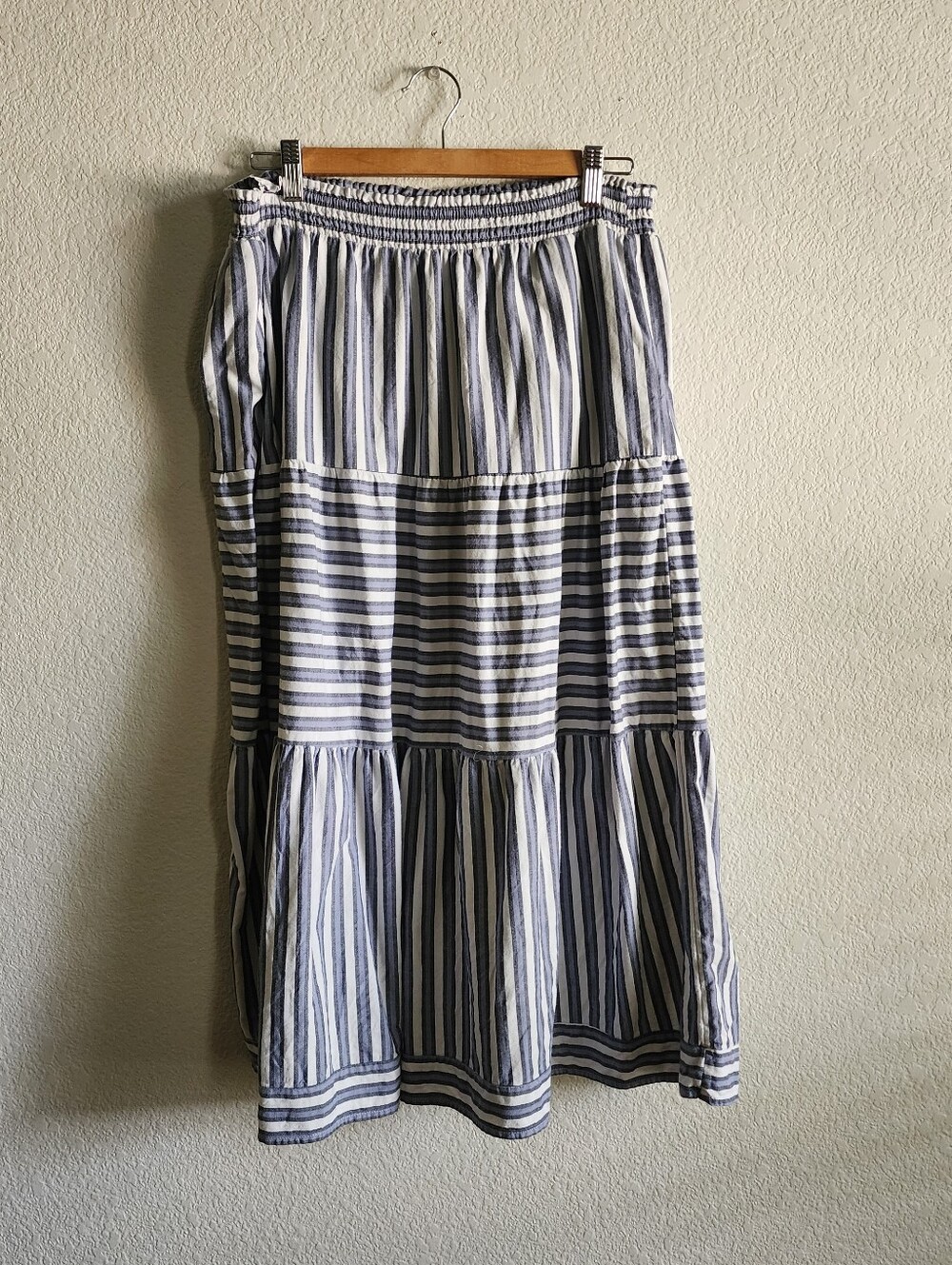 Universal Thread Striped  Blue White Tiered Sz. Large Skirt